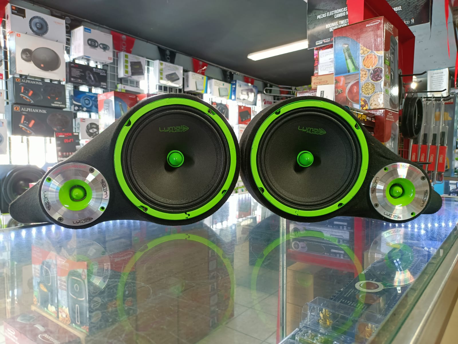 Exhibición de productos de audio para carros